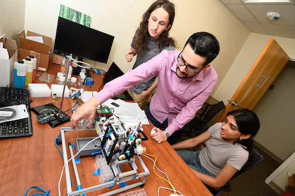 Prof. Oses teaching with LEGOLAS